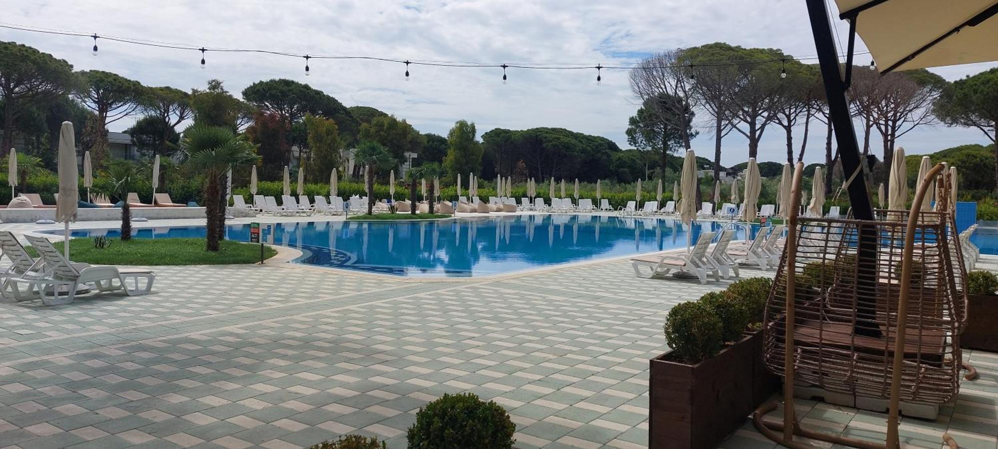 Reina At Perla Resort, Gjiri I Lalezit *